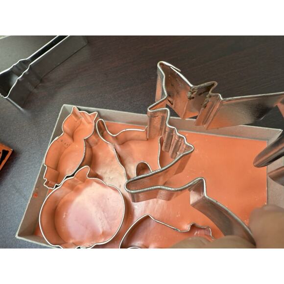 Restoration Hardware Vintage Inspired Halloween Cookie Cutters 8 Shapes READ - Picture 6 of 8